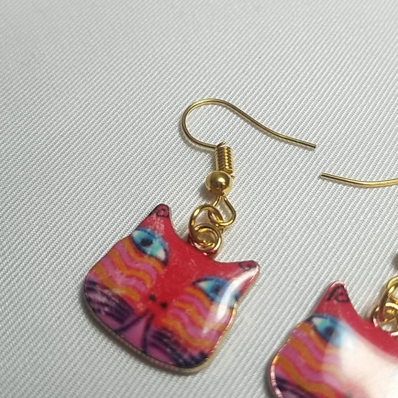Cat Face Dangle Earrings - Picture 2 of 5